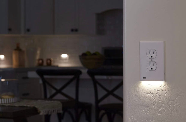 OUTLET WALL PLATE WITH LED NIGHT LIGHTS